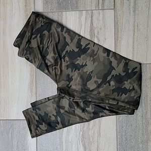 90 Degree by Reflex Size Small Green Camo Leggings